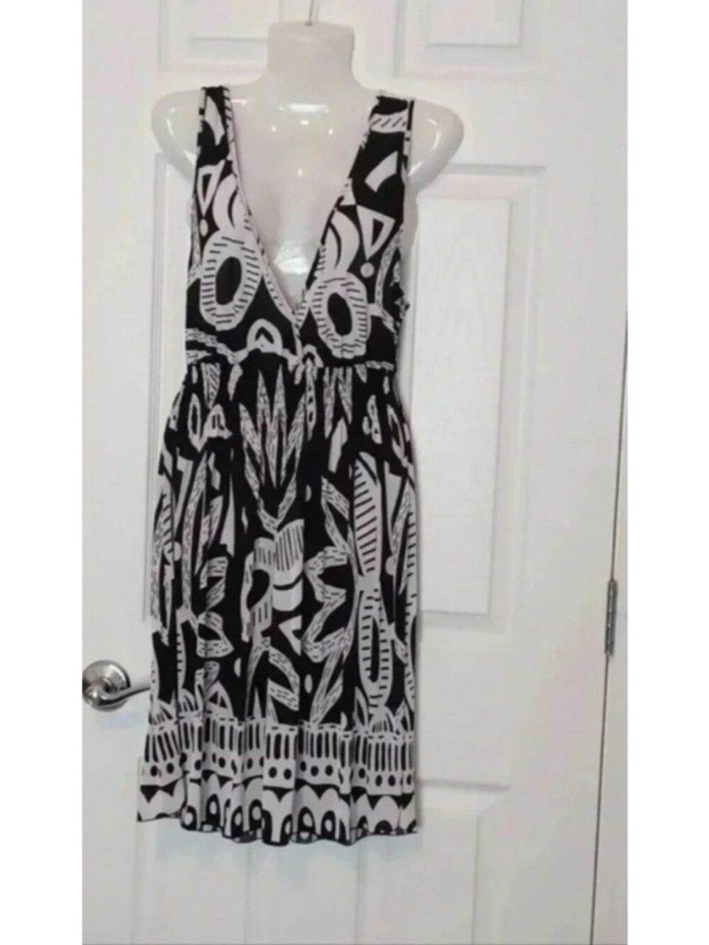 - Summer dress with a low neckline Women's Size Small - Picture 7 of 7